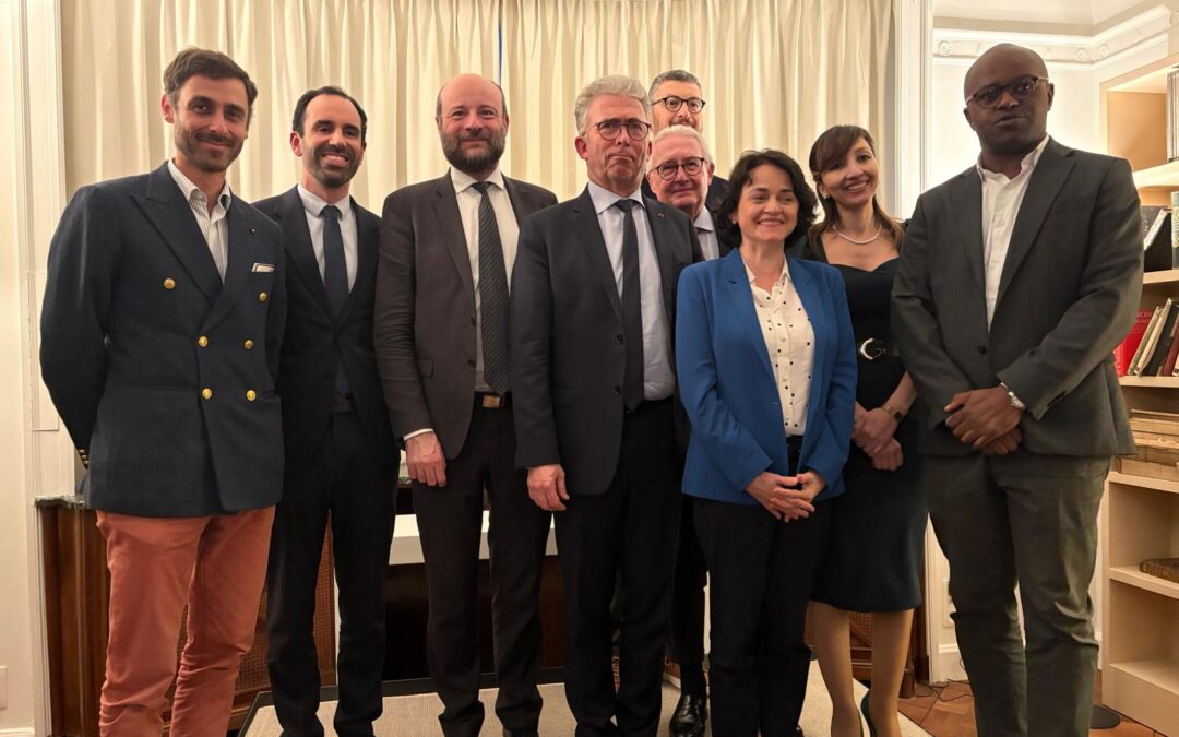 Soirée l'europe et la défense l'équipe autour du conférencier
