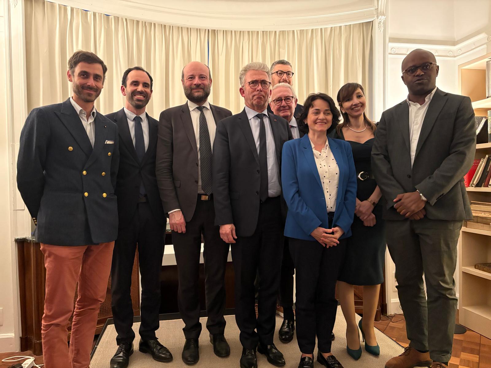 Soirée l'europe et la défense l'équipe autour du conférencier